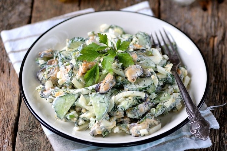 Salat aus Essiggurken mit Muscheln und Kartoffeln