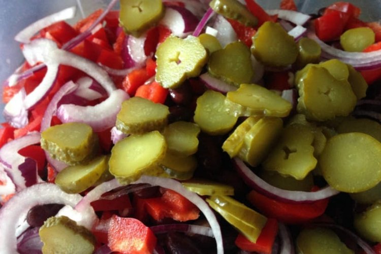 Salat mit Essiggurken, Bohnen und Paprika