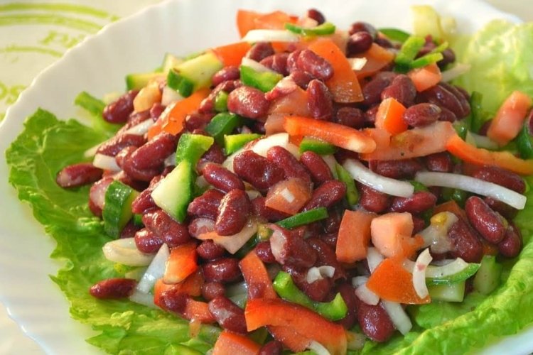 Bohnensalat mit Zwiebeln und Essiggurken