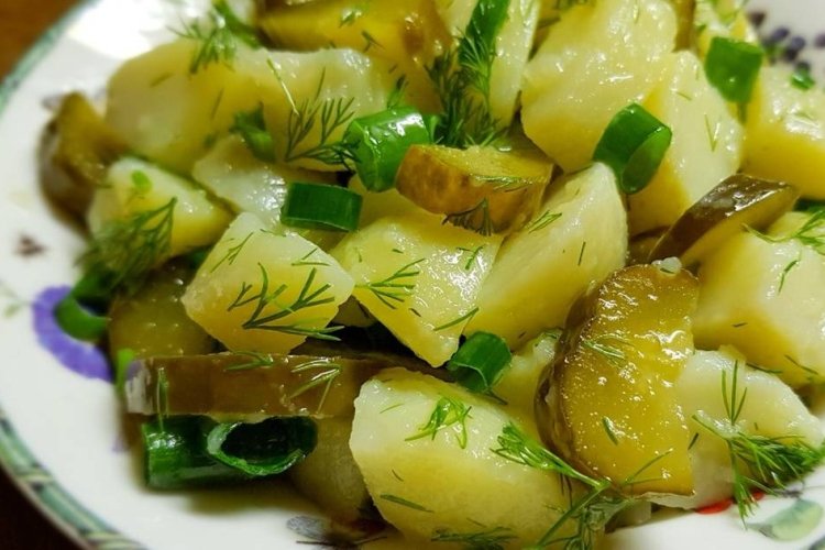 Salat aus Essiggurken und Kartoffeln