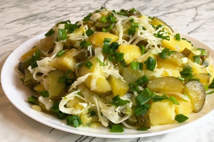 Salat aus Sauerkraut, Kartoffeln und Essiggurken