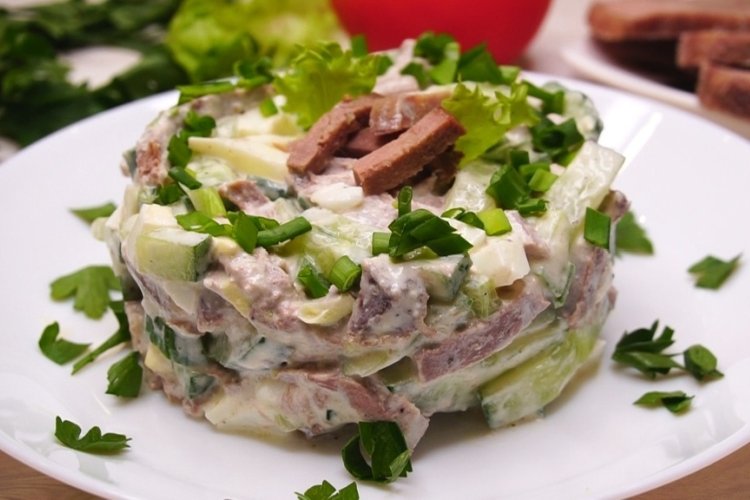 Salat mit Essiggurken, Eiern und Zunge