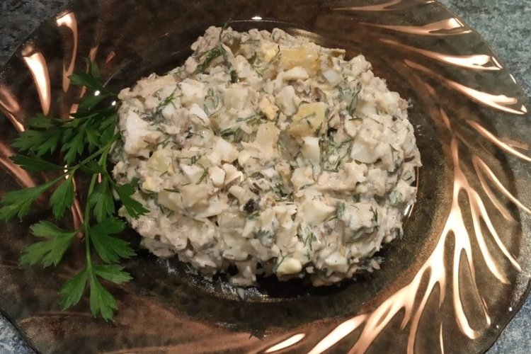 Salat mit Essiggurken und Sprotten