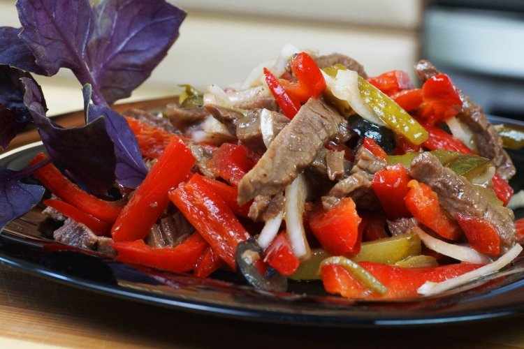 Salat mit Rindfleisch, Essiggurken und Paprika