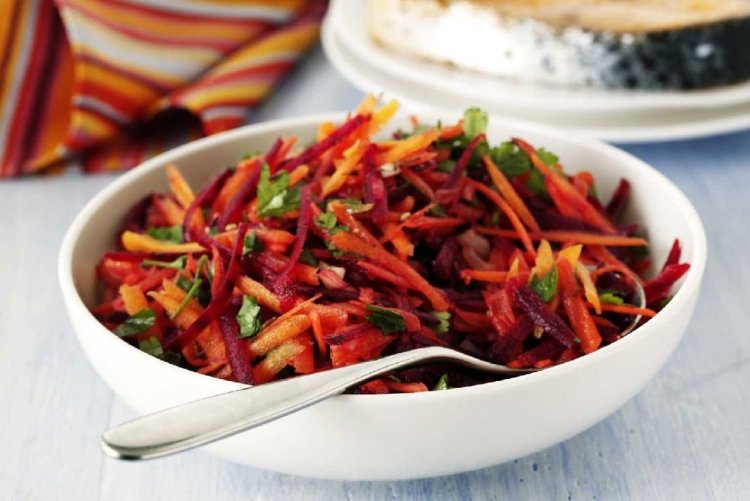 Salat aus roher Rote Bete und Karotten