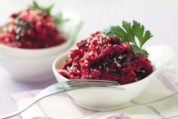 Salat aus roher Rote Bete mit Pflaumen und Knoblauch