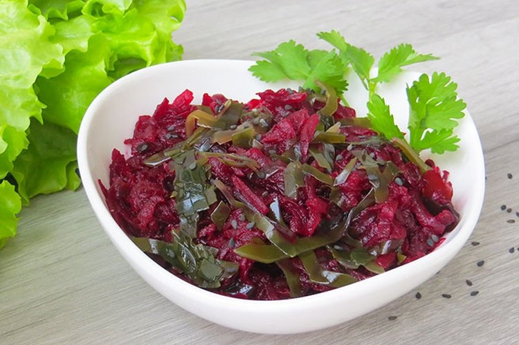 Salat aus roher Rote Bete mit Seetang und Knoblauch