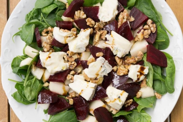 Salat aus roher Rote Bete, Birne und Feta
