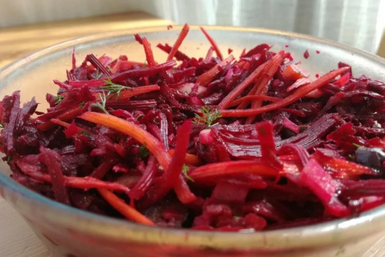 Salat aus roher Rote Bete mit Karotten und Honig-Senf-Dressing