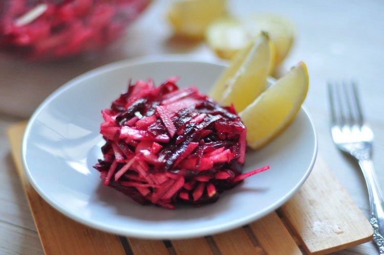 Diät-Salat aus roher Rote Bete, weißem Rettich und Apfel