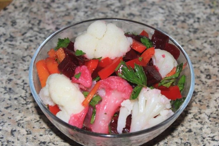 Salat „Besen“ mit Rote Bete, Blumenkohl und Karotten