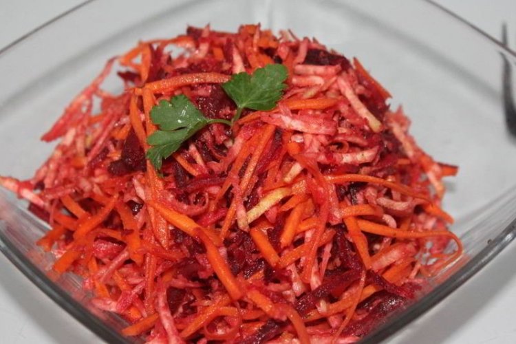 Salat aus roher Rote Bete mit Sellerie und Karotten