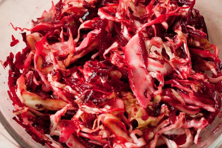 Salat aus jungem Kohl, roher Rote Bete und Apfel