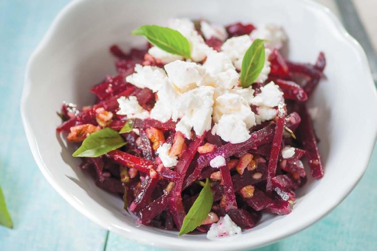 Salat aus roher Rote Bete mit Adyghe-Käse