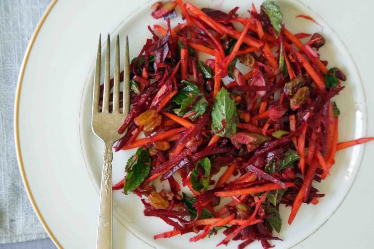 Salat aus Rote Bete mit Rosinen, Karotten und Kräutern