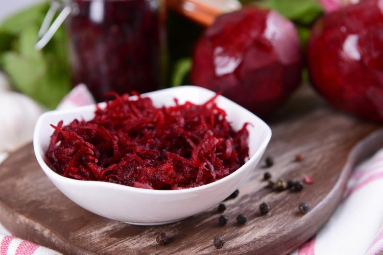 Einfacher Salat aus roher Rote Bete
