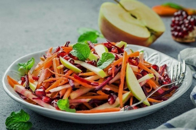 Vitaminreicher Salat aus Rote Bete, Äpfeln und Karotten