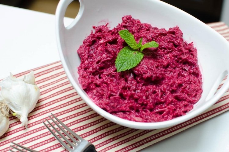 Salat aus roher Rote Bete mit Knoblauch und Sauerrahm