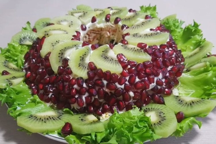 Salat mit Pflaumen, Kiwi und Granatapfel