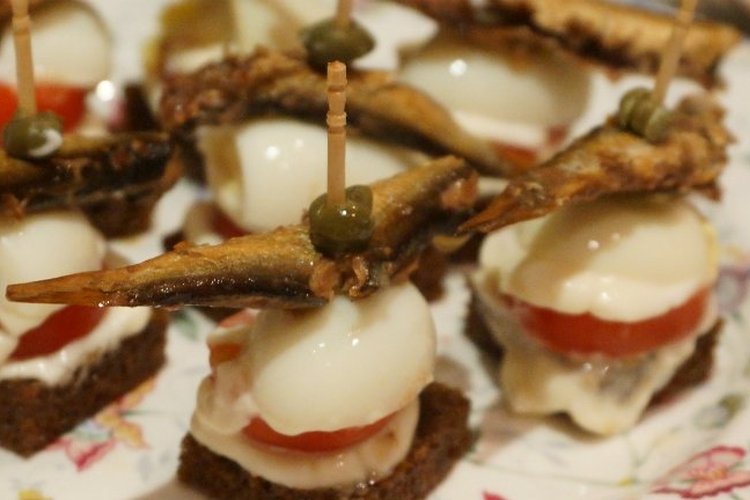 Canapés mit Sprotten und Wachteleiern