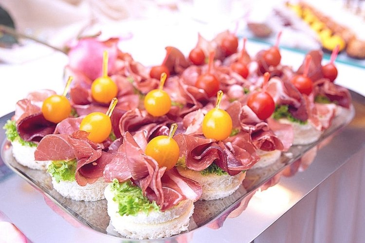 Canapés mit Serrano-Schinken und Kirschtomaten