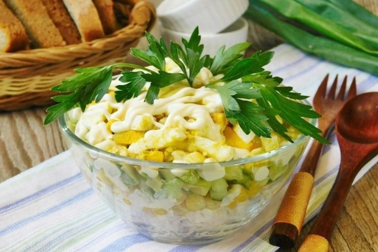 Salat mit Huhn und Mais