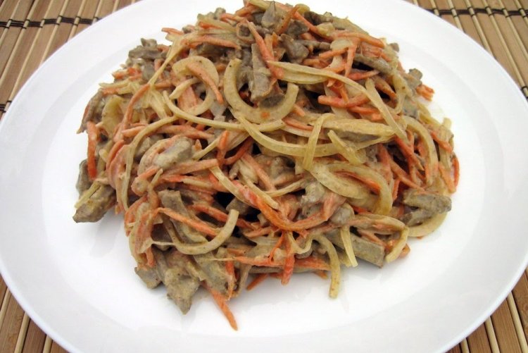Salat mit koreanischen Karotten und Hühnerleber