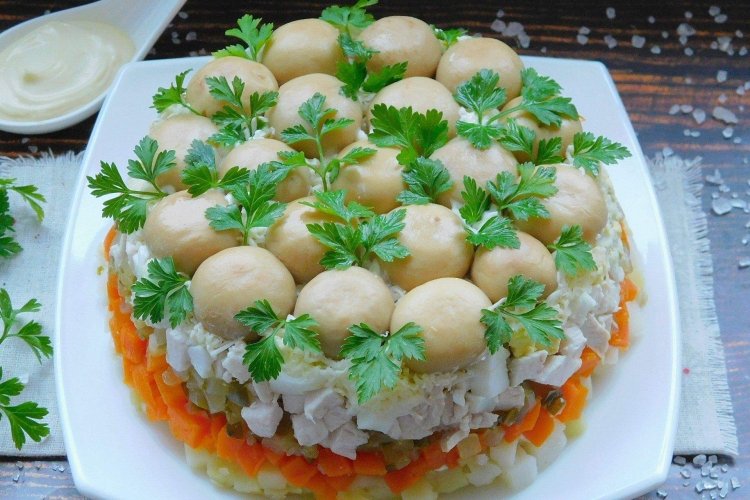 Pilz-Schichtsalat