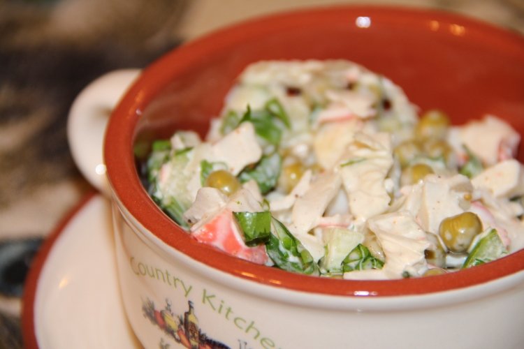 Salat mit Krabbenstäbchen und Erbsen