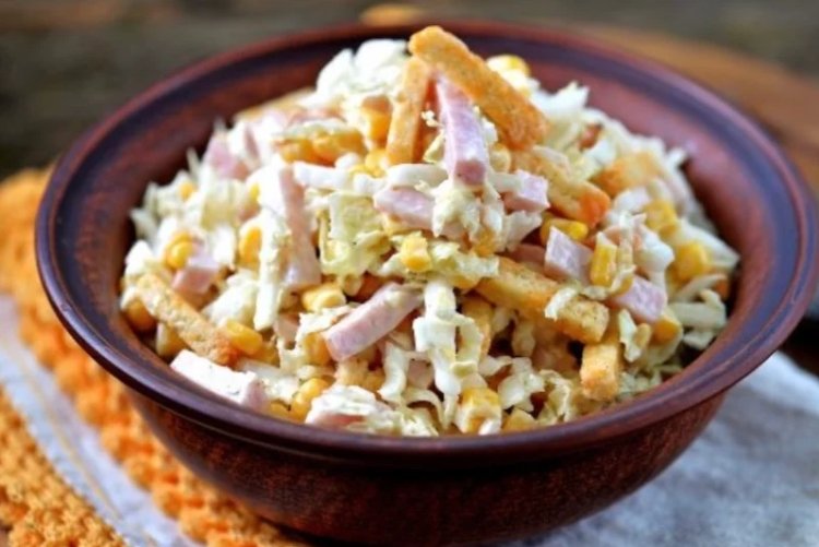 Salat mit Schinken, Chinakohl und Croutons
