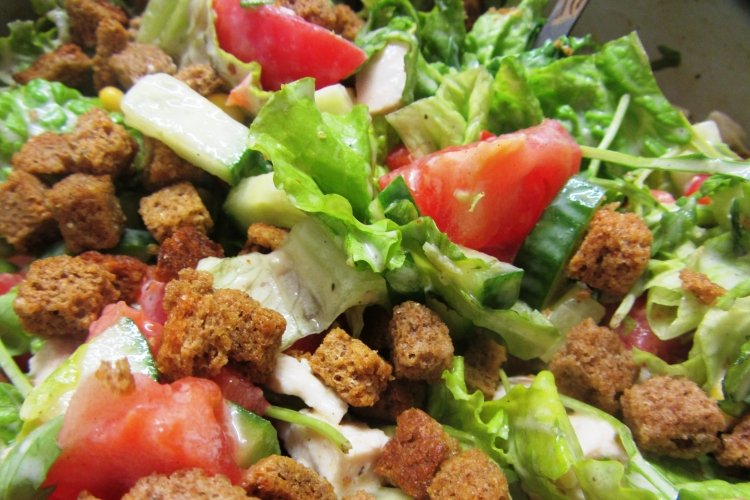 Gemüsesalat mit Croutons