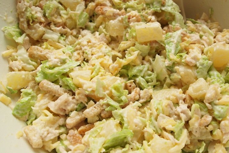Salat aus Chinakohl, Ananas und Croutons