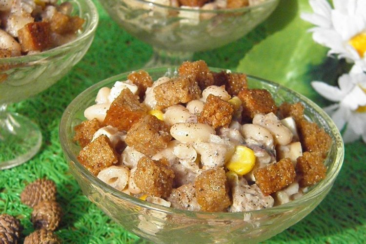 Salat mit Sprotten, Bohnen und Croutons