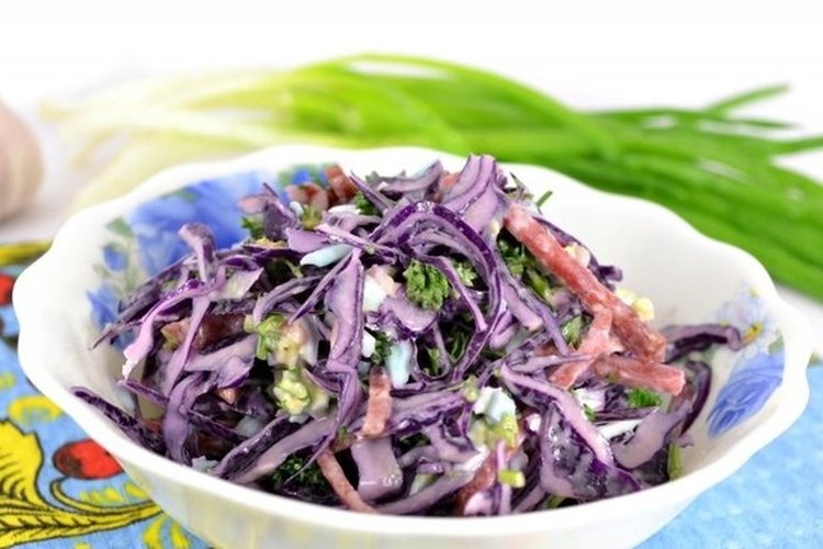 Salat mit Croutons, Rotkohl und Wurst