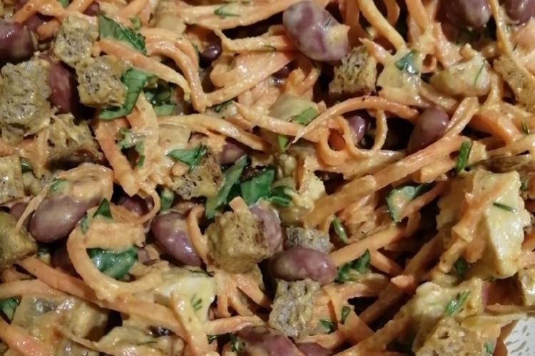 Salat aus Bohnen, Hähnchenherzen und Croutons