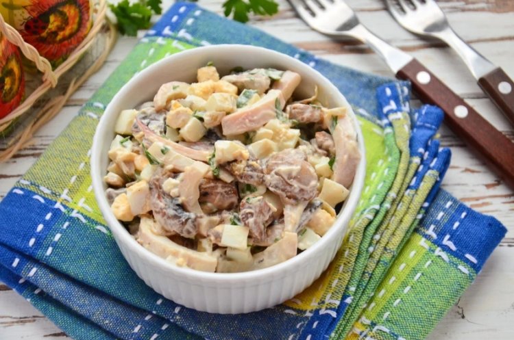 Salat mit Calamari, Ei und Croutons