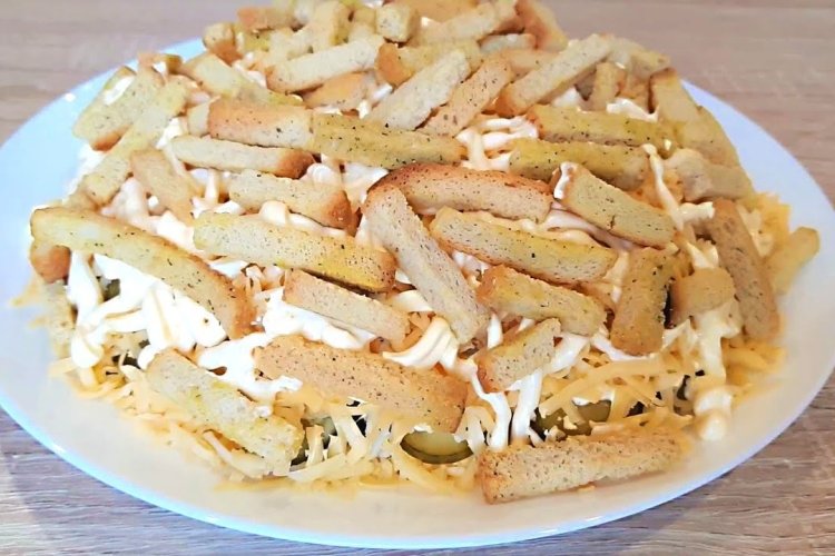 Kartoffelsalat mit Sprotten und Croutons
