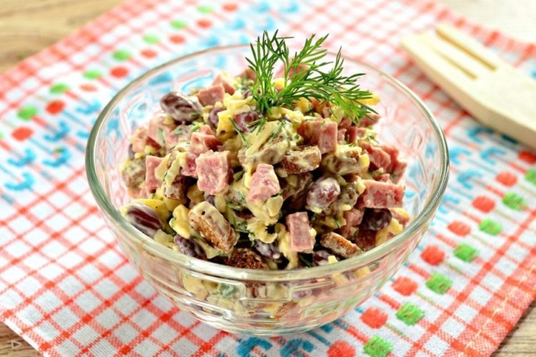 Bohnensalat mit Croutons und Wurst