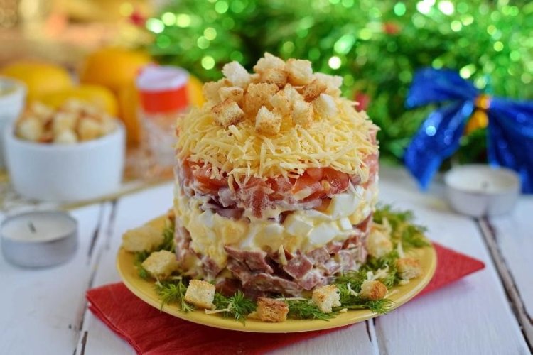 Schichtsalat mit Croutons, Käse und Schinken