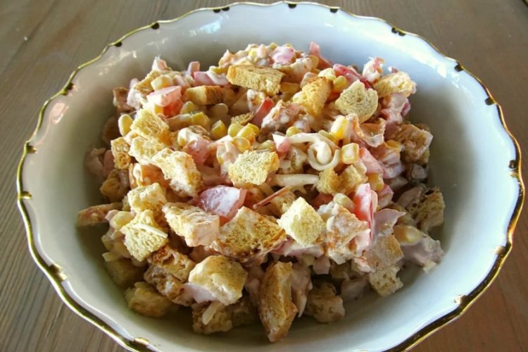 Festlicher Salat mit Champignons, Mais und Croutons