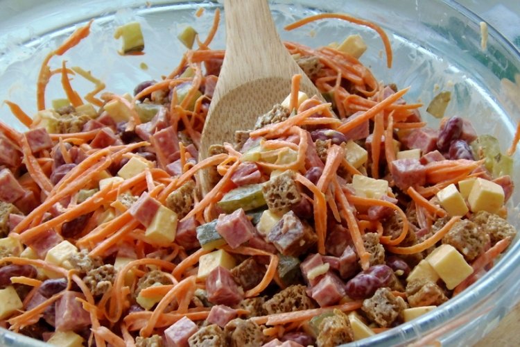 Salat mit Jägerwürstchen, Bohnen und Croutons
