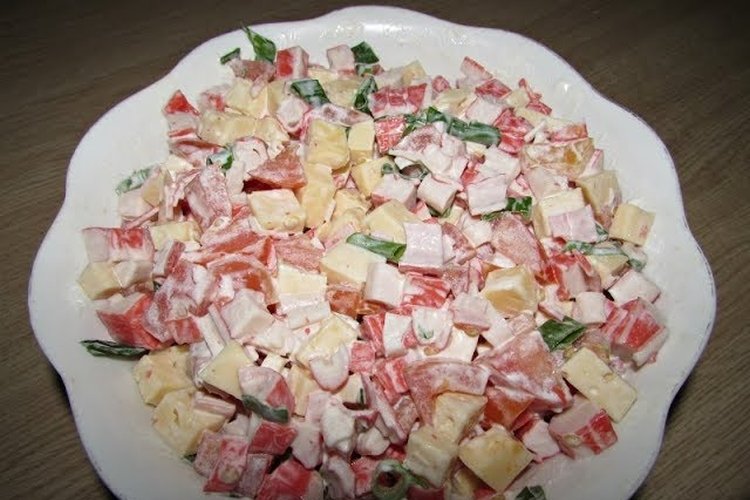 Salat mit Croutons, Krabbenstäbchen und Tomaten