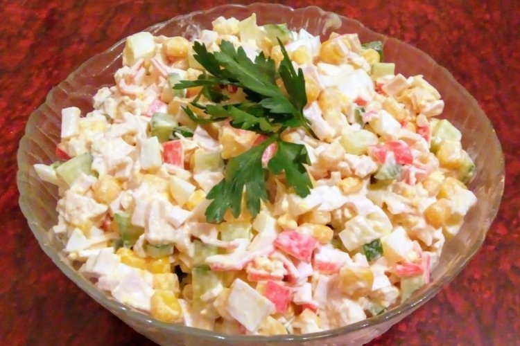 Salat aus geräuchertem Hähnchen, Krabbenstäbchen und Croutons