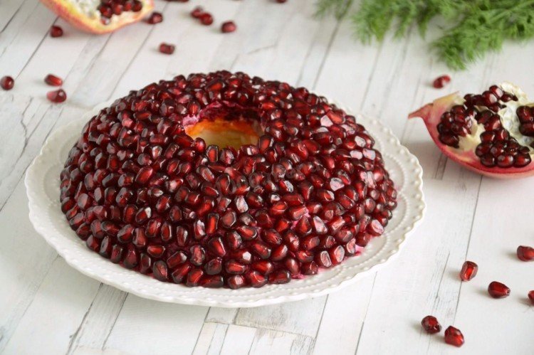 Salat „Granatarmband“ mit gekochtem Hähnchen