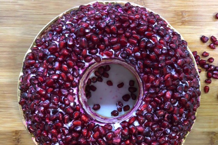 Salat „Granatarmband“ mit Rindfleisch und Rosinen