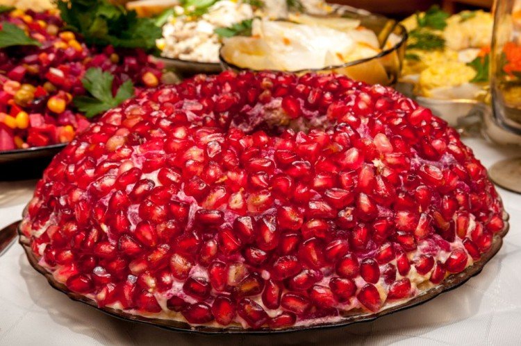 Salat „Granatarmband“ mit gekochter Wurst