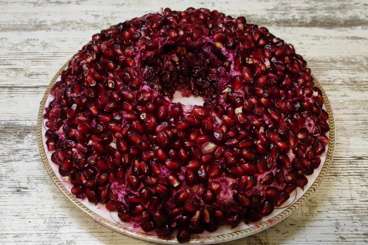 Salat „Granatarmband“ mit Rindfleisch und Apfel