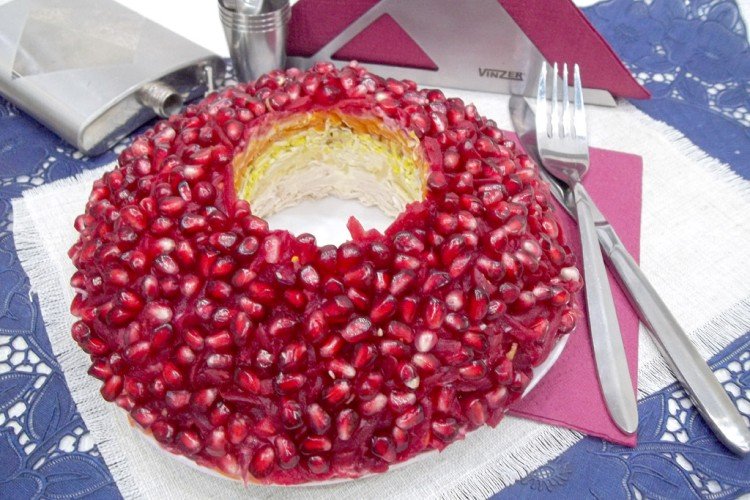 Salat „Granatarmband“ mit Pute und Pinienkernen