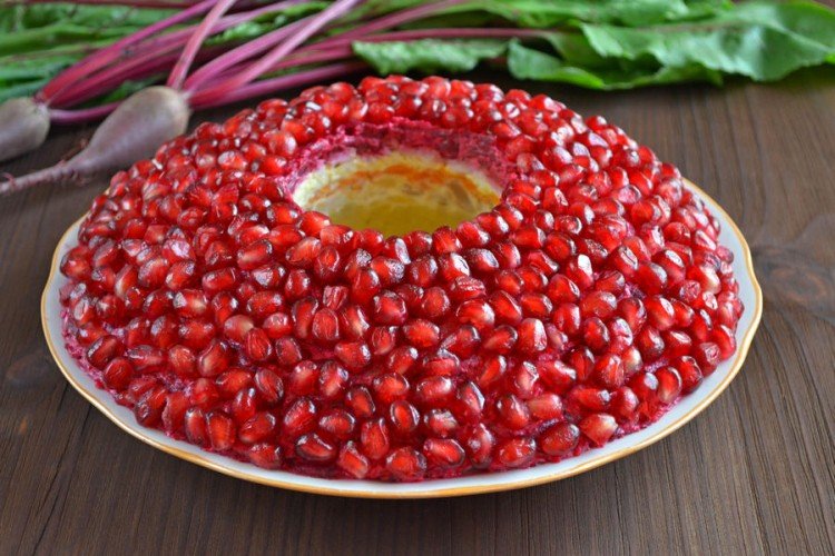 Salat „Granatarmband“ mit geräuchertem Hähnchen