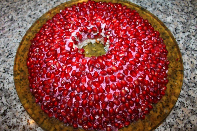 Salat „Granatarmband“ mit Nüssen und Wachteleiern
